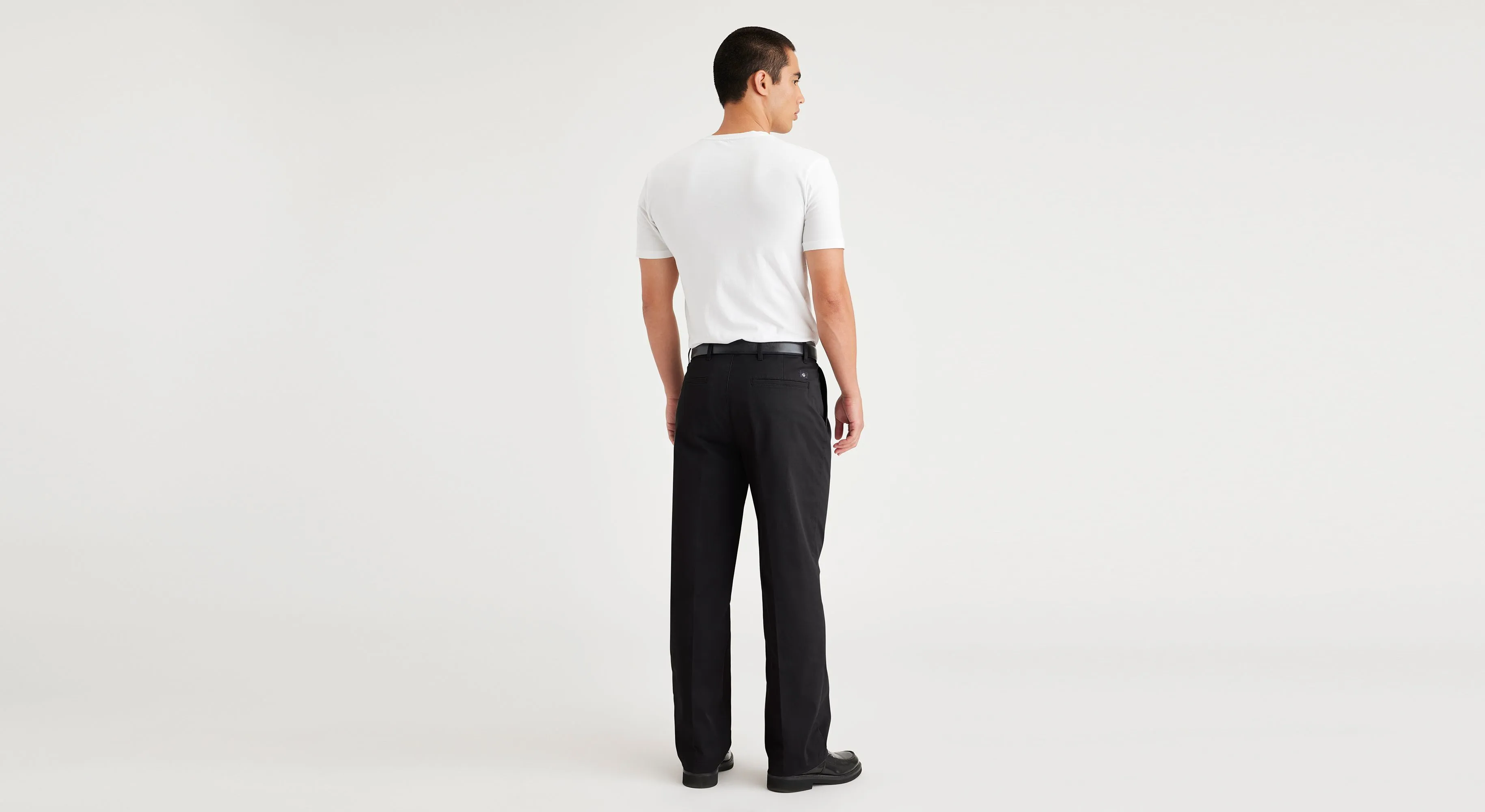 Essential Chinos, Pleated, Classic Fit