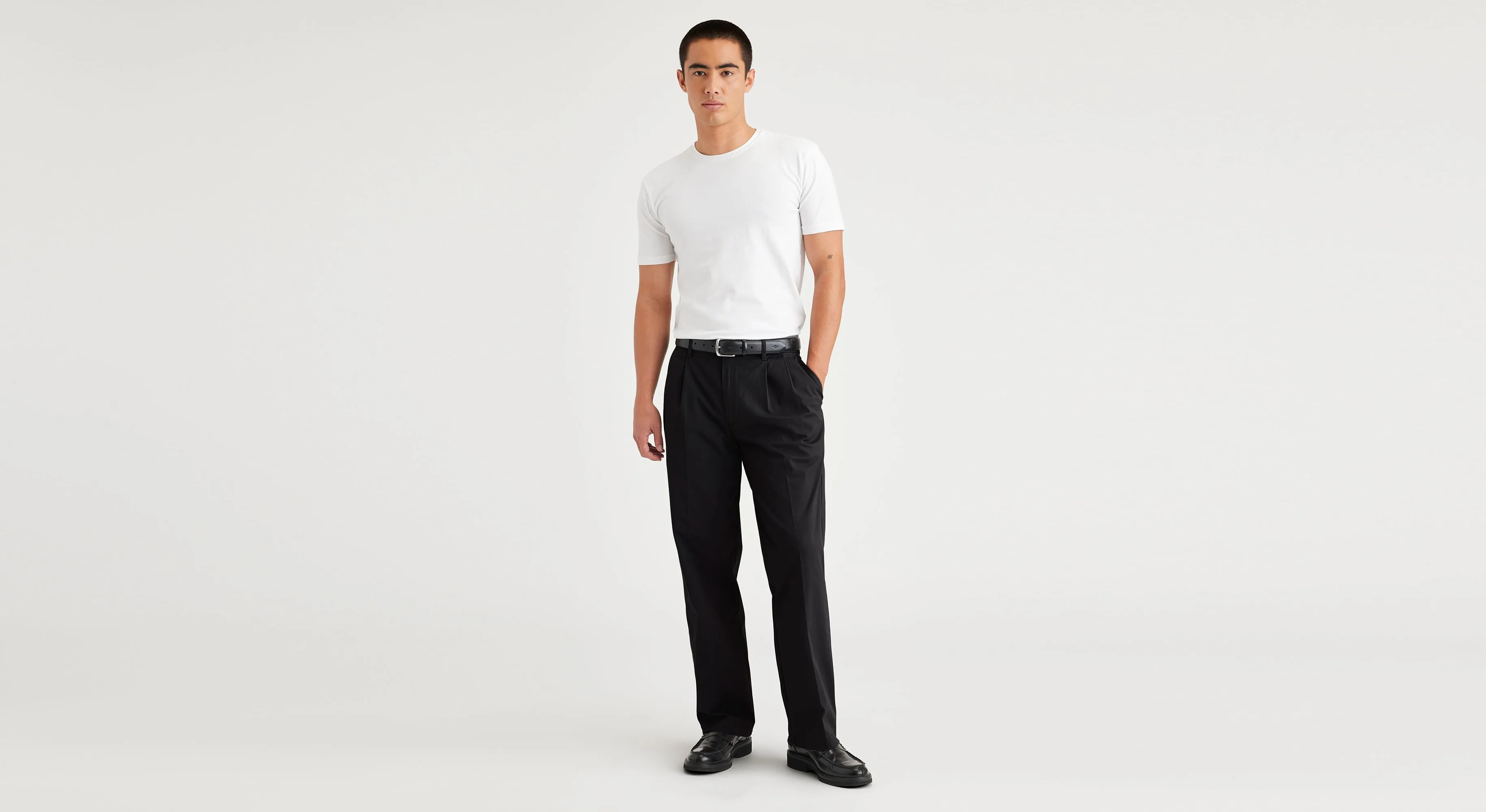 Essential Chinos, Pleated, Classic Fit