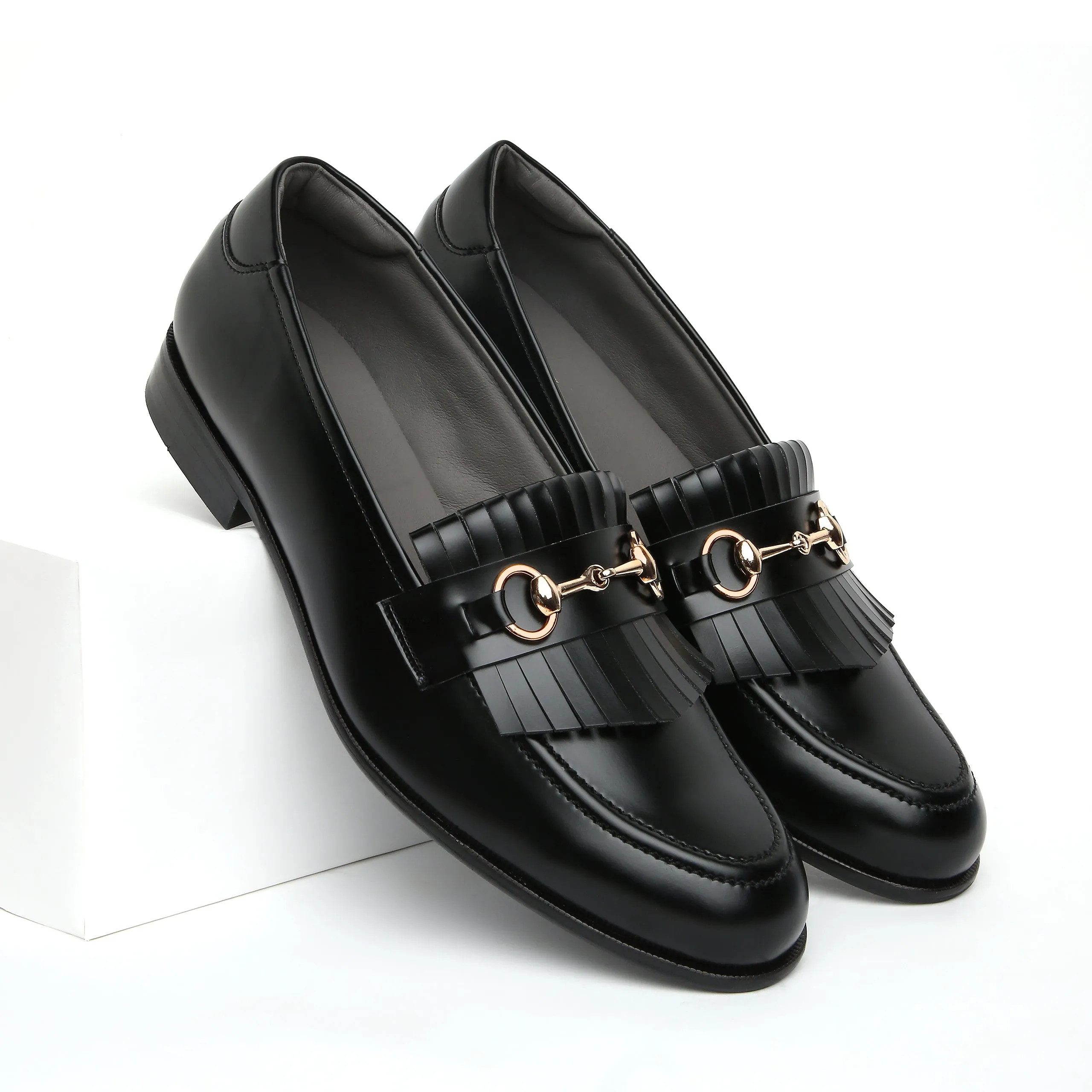 GUSTOSO BLACK | HORSEBIT FRINGE SLIP-ON